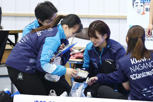 SC軽井沢クラブ対フォルティウス　ハーフタイムに食べる果物を取り出すSC軽井沢ク上野美（左）と上野結（撮影・前田充）