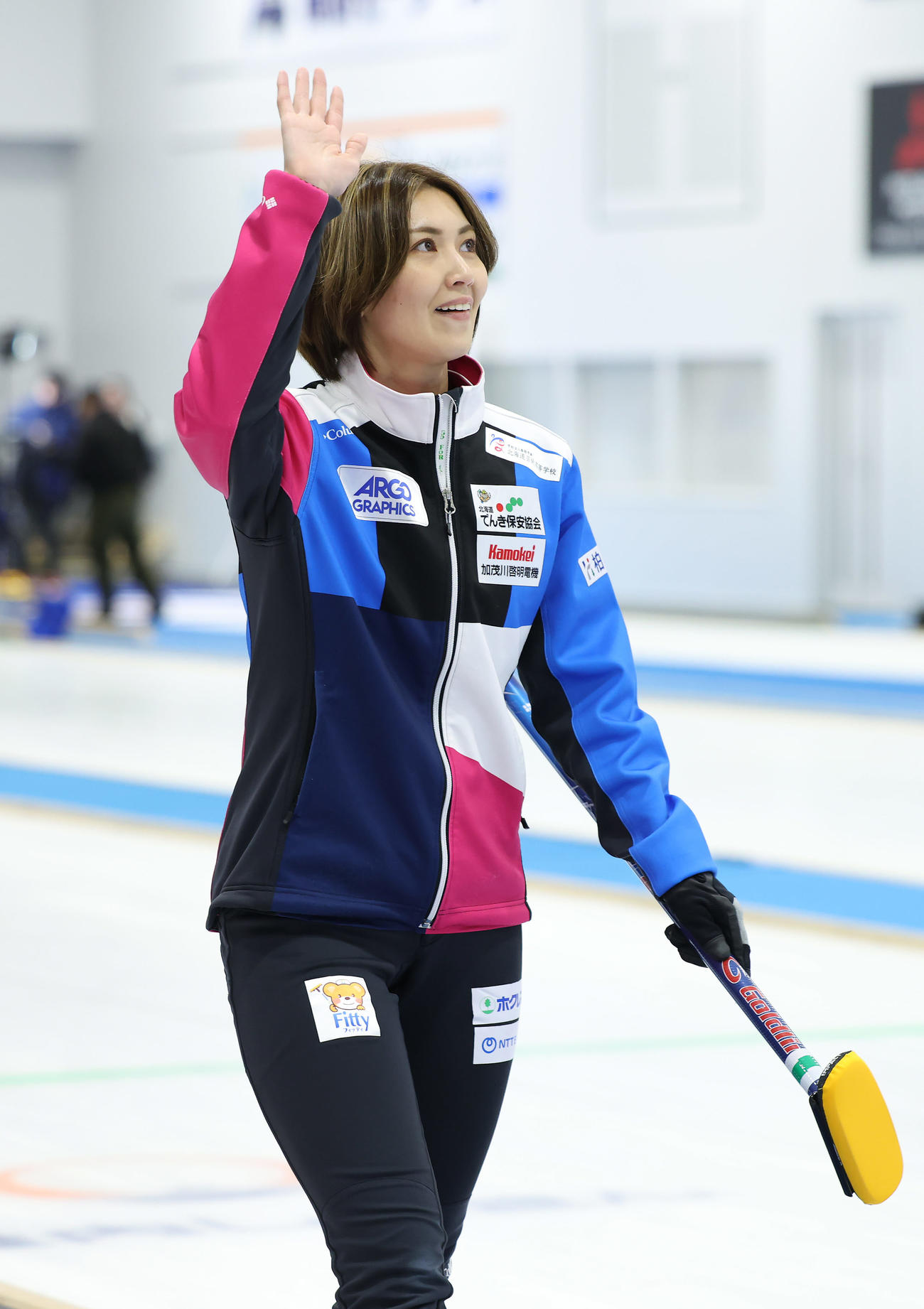 ロコ・ソラーレ対フォルティウス　ロコ・ソラーレに勝利し笑顔で引き揚げるフォルティウス吉村（撮影・前田充）