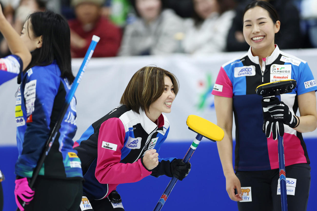 ロコ・ソラーレ対フォルティウス　ロコ・ソラーレに勝利し、ガッツポーズするフォルティウス吉村（中央）。左は敗れたロコ・ソラーレ藤沢（撮影・前田充）