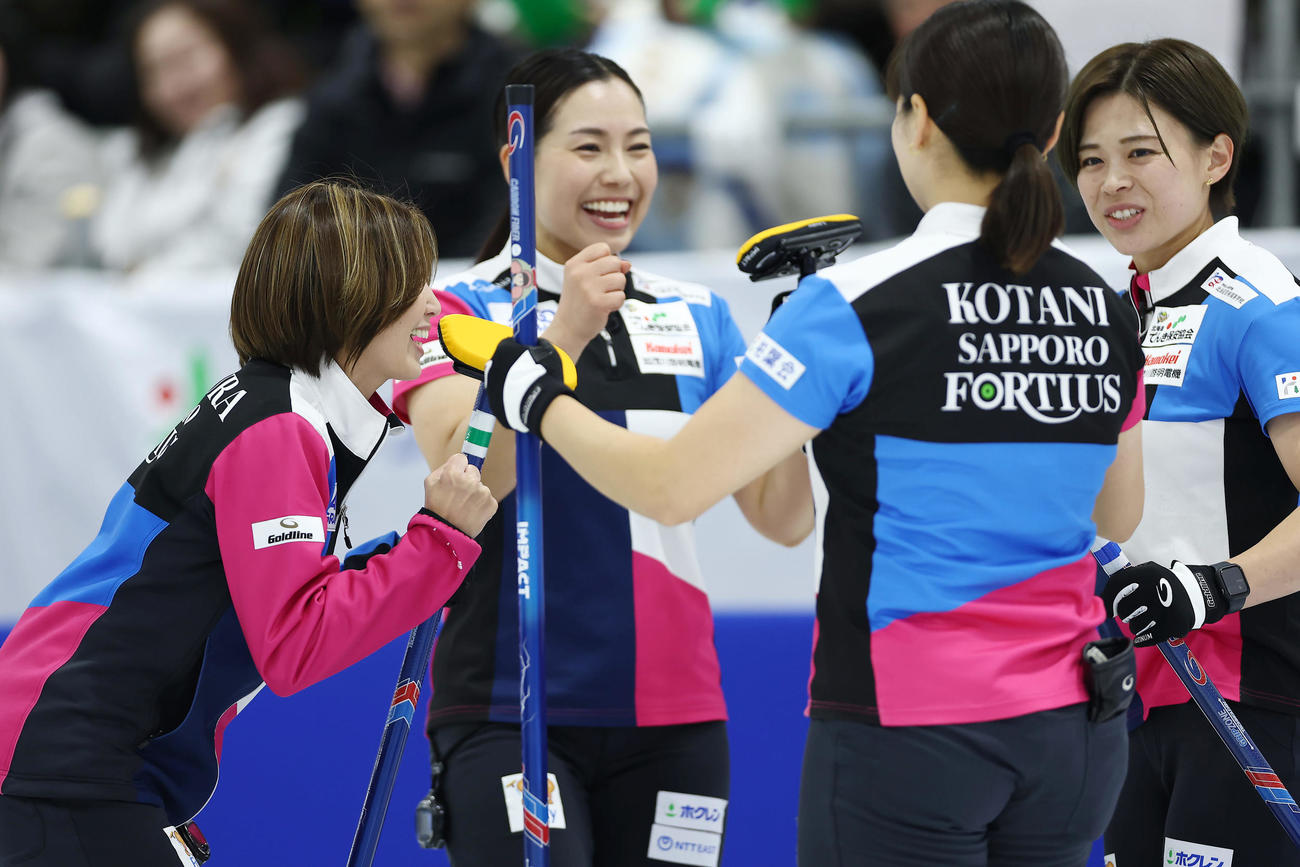 ロコ・ソラーレ対フォルティウス　ロコ・ソラーレに勝利し喜ぶフォルティウスの選手たち（撮影・前田充）