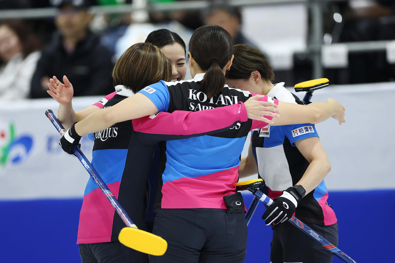 ロコ・ソラーレ対フォルティウス　ロコ・ソラーレに勝利し喜ぶフォルティウスの選手たち（撮影・前田充）