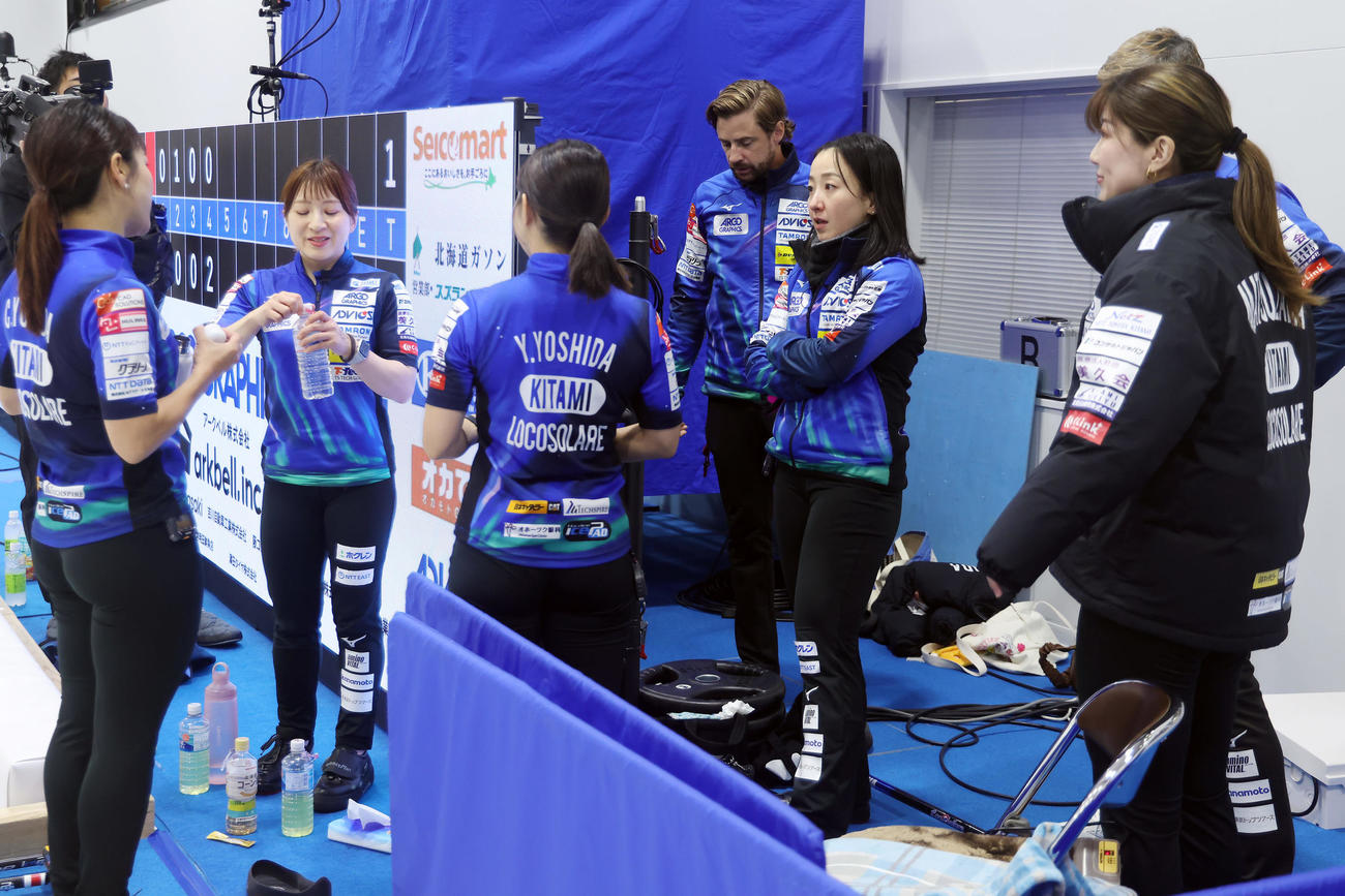 ロコ・ソラーレ対フォルティウス　ハーフタイムに話し合うロコ・ソラーレの選手たち（撮影・前田充）