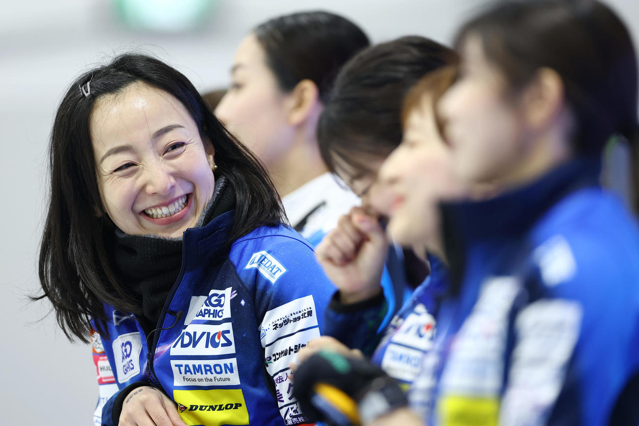 ロコ・ソラーレ対フォルティウス　試合前、笑顔を見せるロコ・ソラーレ藤沢（左）（撮影・前田充）