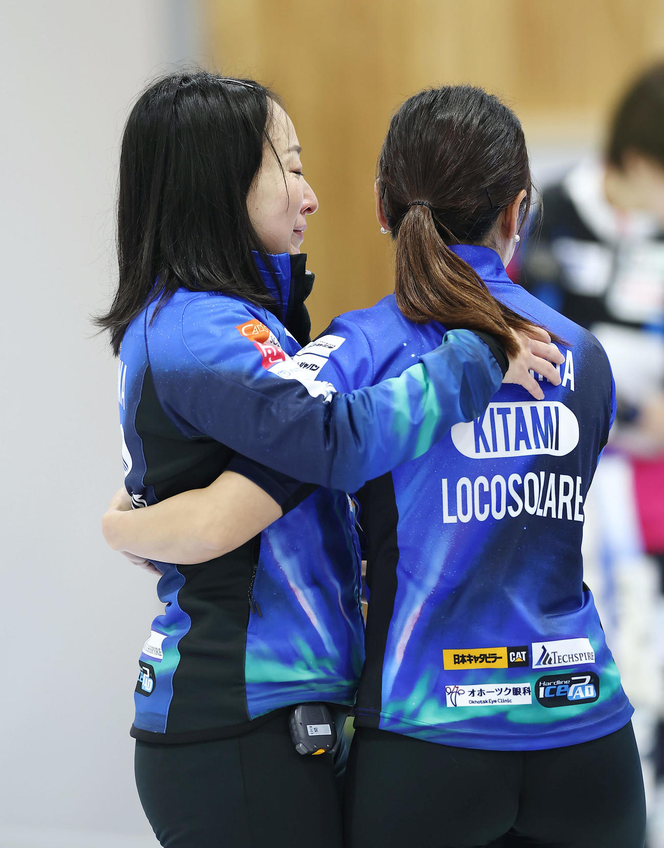 ロコ・ソラーレ対フォルティウス　フォルティウスに敗れ、吉田知（右）と涙ながらに抱き合うロコ・ソラーレ藤沢（撮影・前田充）