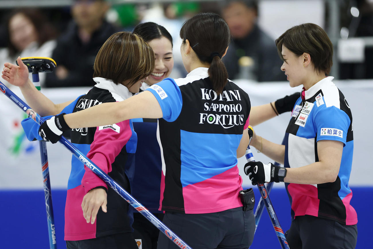 ロコ・ソラーレ対フォルティウス　ロコ・ソラーレに勝利し喜ぶフォルティウスの選手たち（撮影・前田充）