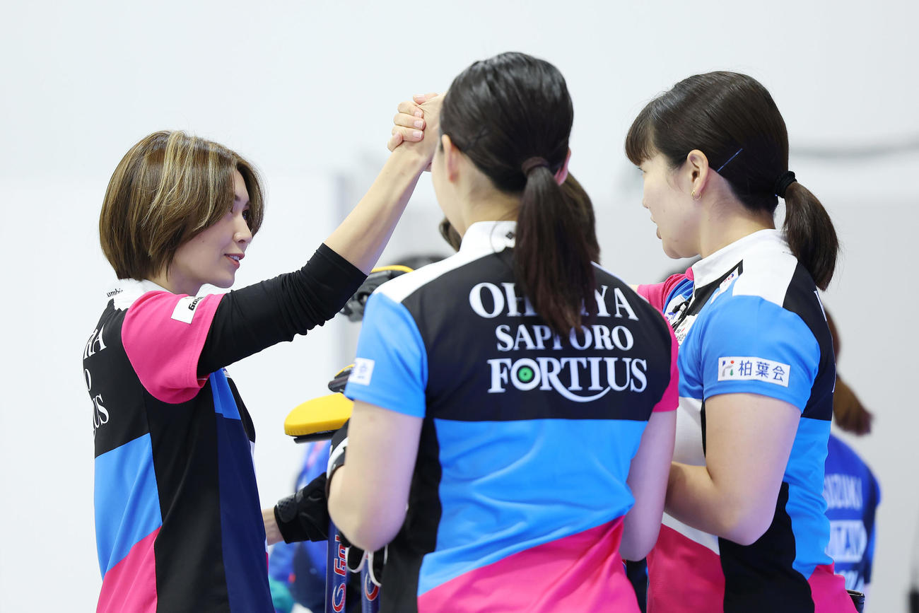 ロコ・ソラーレ対フォルティウス　ロコ・ソラーレとのタイブレークに臨む吉村（左）らフォルティウスの選手たち（撮影・前田充）