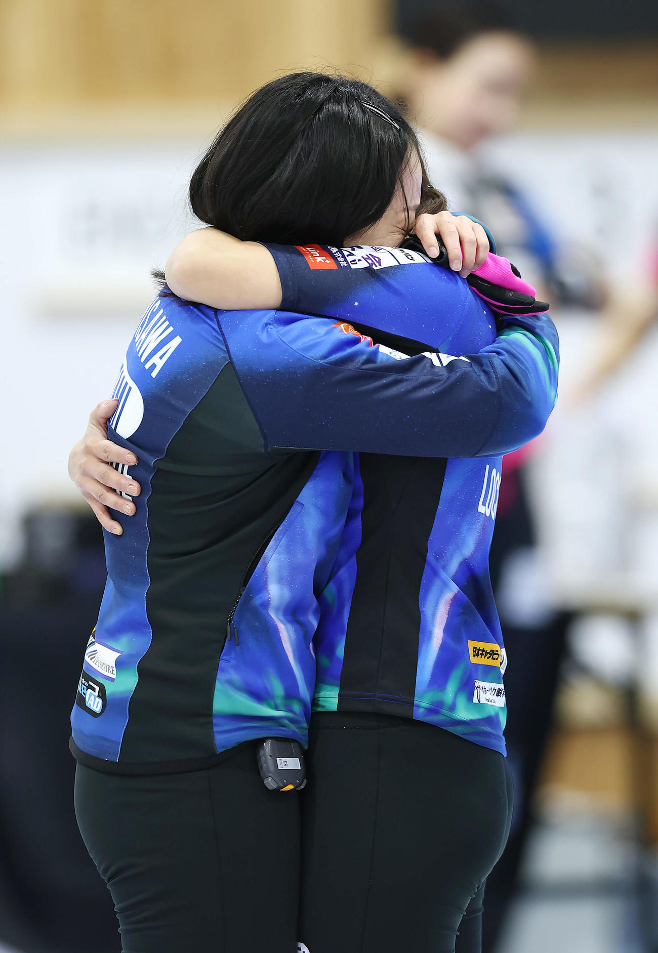 ロコ・ソラーレ対フォルティウス　フォルティウスに敗れ、吉田知（右）と涙ながらに抱き合うロコ・ソラーレ藤沢（撮影・前田充）