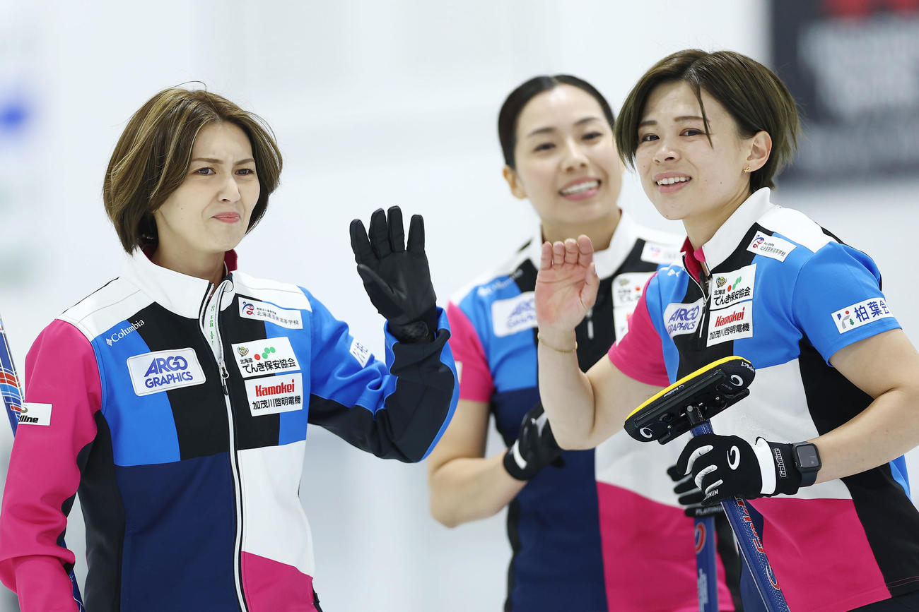 ロコ・ソラーレ対フォルティウス　第5エンド、吉村（左）とタッチを交わすフォルティウス小野寺（撮影・前田充）