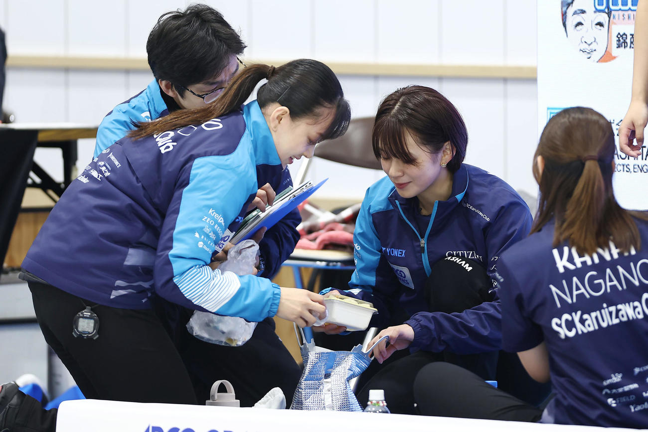 SC軽井沢クラブ対フォルティウス　ハーフタイムに食べる果物を取り出すSC軽井沢ク上野美（左）と上野結（撮影・前田充）
