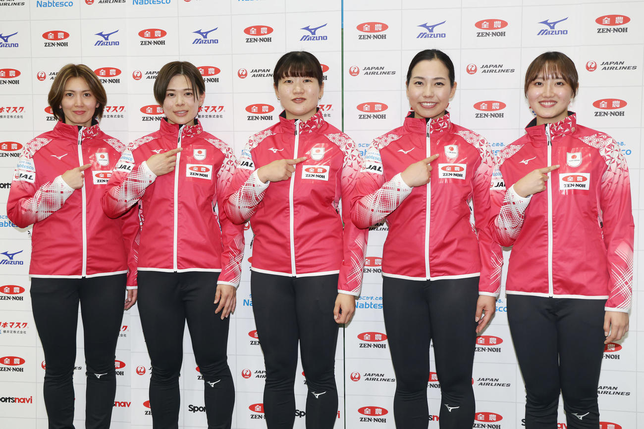 26年ミラノ・コルティナ五輪最終予選で着用するユニホームを披露するカーリング女子日本代表の選手たち。左から吉村、小野寺、小谷、近江谷、小林（撮影・前田充）