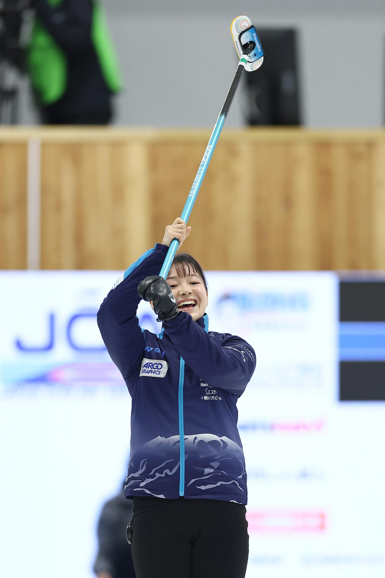 SC軽井沢クラブ対フォルティウス　第5エンド、ショットを決め同点とし、喜ぶSC軽井沢ク上野美（撮影・前田充）