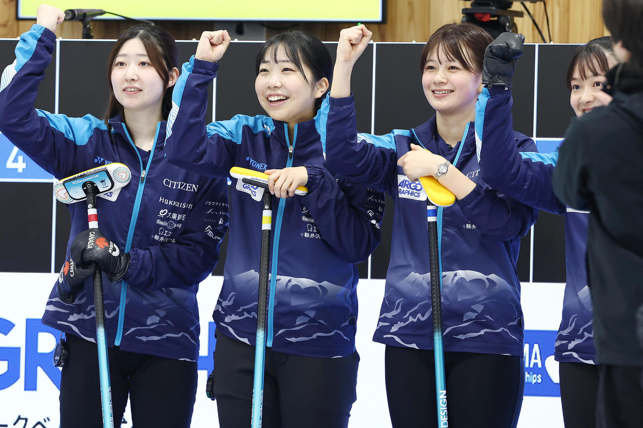 SC軽井沢クラブ対フォルティウス　ガッツポーズで試合に臨むSC軽井沢クラブの選手たち（撮影・前田充）
