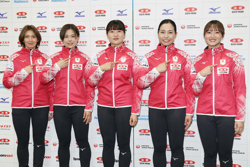 26年ミラノ・コルティナ五輪最終予選で着用するユニホームを披露するカーリング女子日本代表の選手たち。左から吉村、小野寺、小谷、近江谷、小林（撮影・前田充）