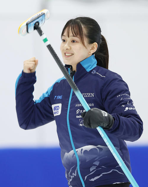 SC軽井沢クラブ対フォルティウス　第3エンド、2点を奪いガッツポーズするSC軽井沢ク上野美（撮影・前田充）