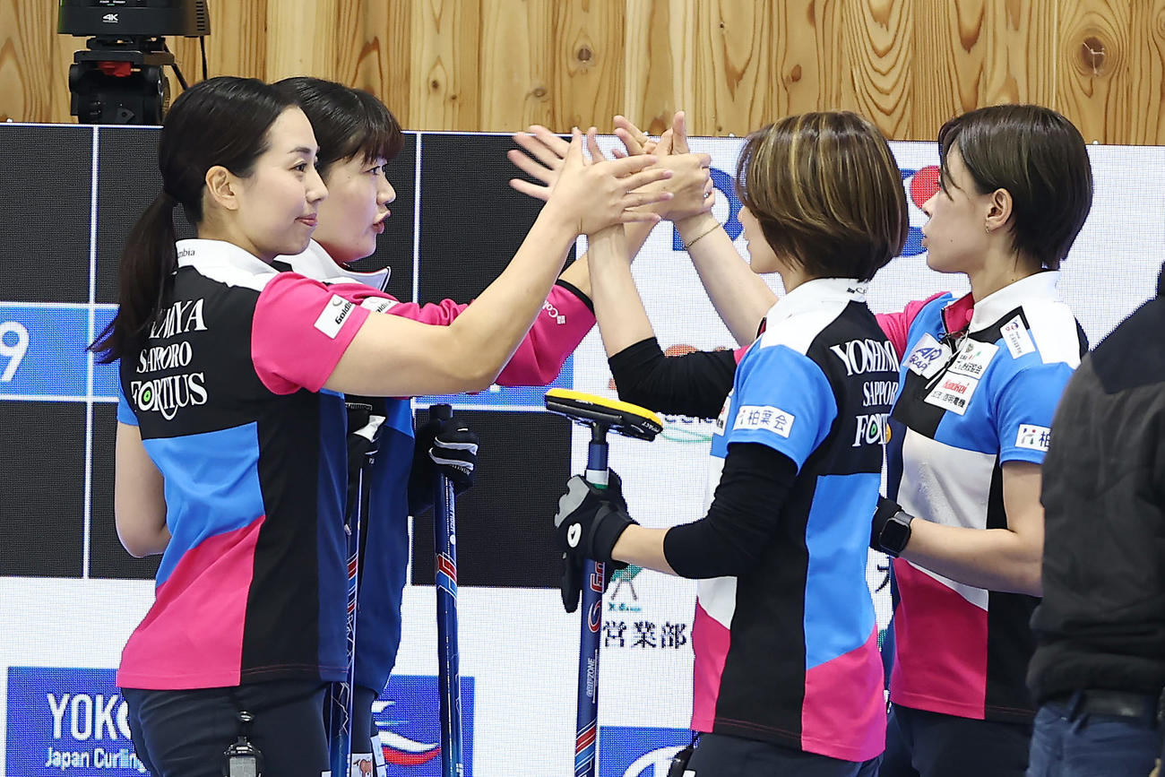 SC軽井沢クラブ対フォルティウス　ガッツポーズで決勝第1戦に臨むSC軽井沢クラブの選手たち（撮影・前田充）