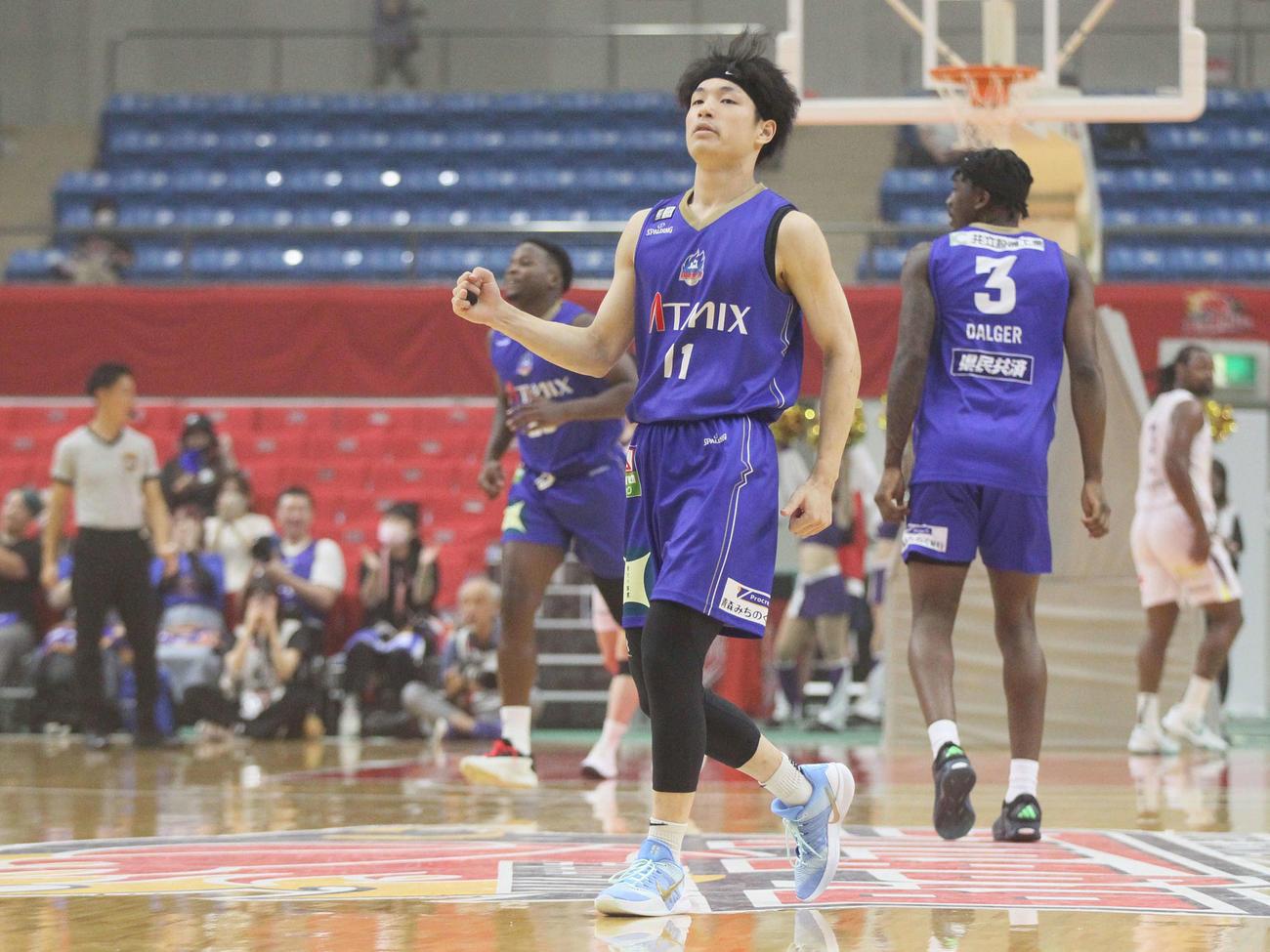 B2青森対山形　第1Q、3点シュートを決め拳を握るB2青森・岡部（撮影・高橋香奈）