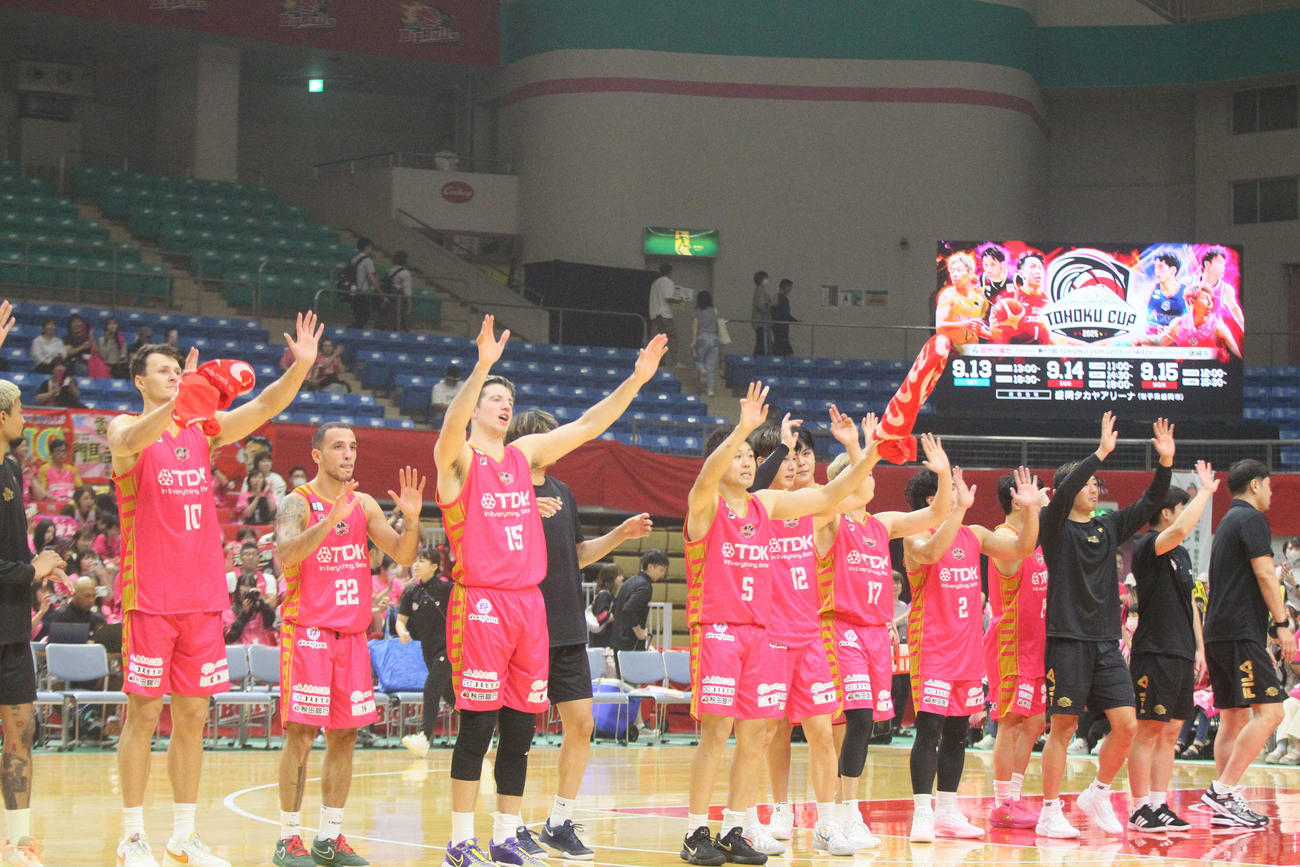 B1秋田対B2福島　勝利をあげブースターにあいさつするB1秋田の選手たち（撮影・高橋香奈）