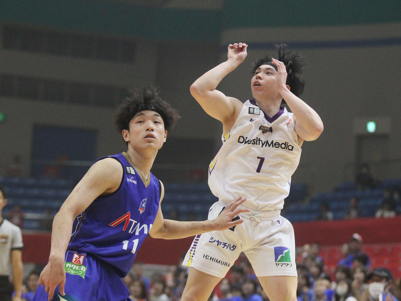 B2青森対山形　山形・中田をマークする青森・岡部（撮影・高橋香奈）