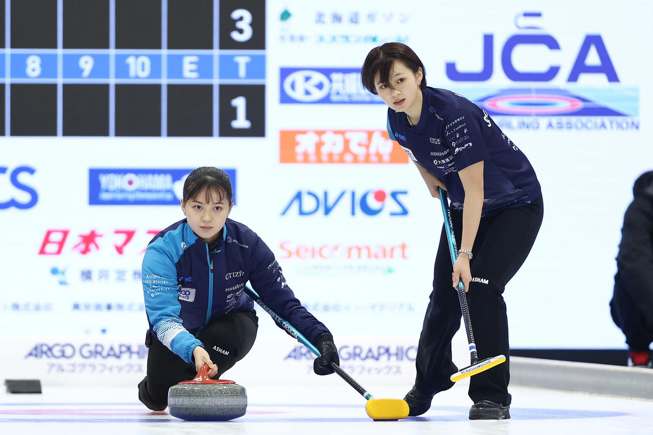 SC軽井沢クラブ対フォルティウス　第3エンド、ストーンを投じるSC軽井沢ク上野美（左）。右は上野結（撮影・前田充）