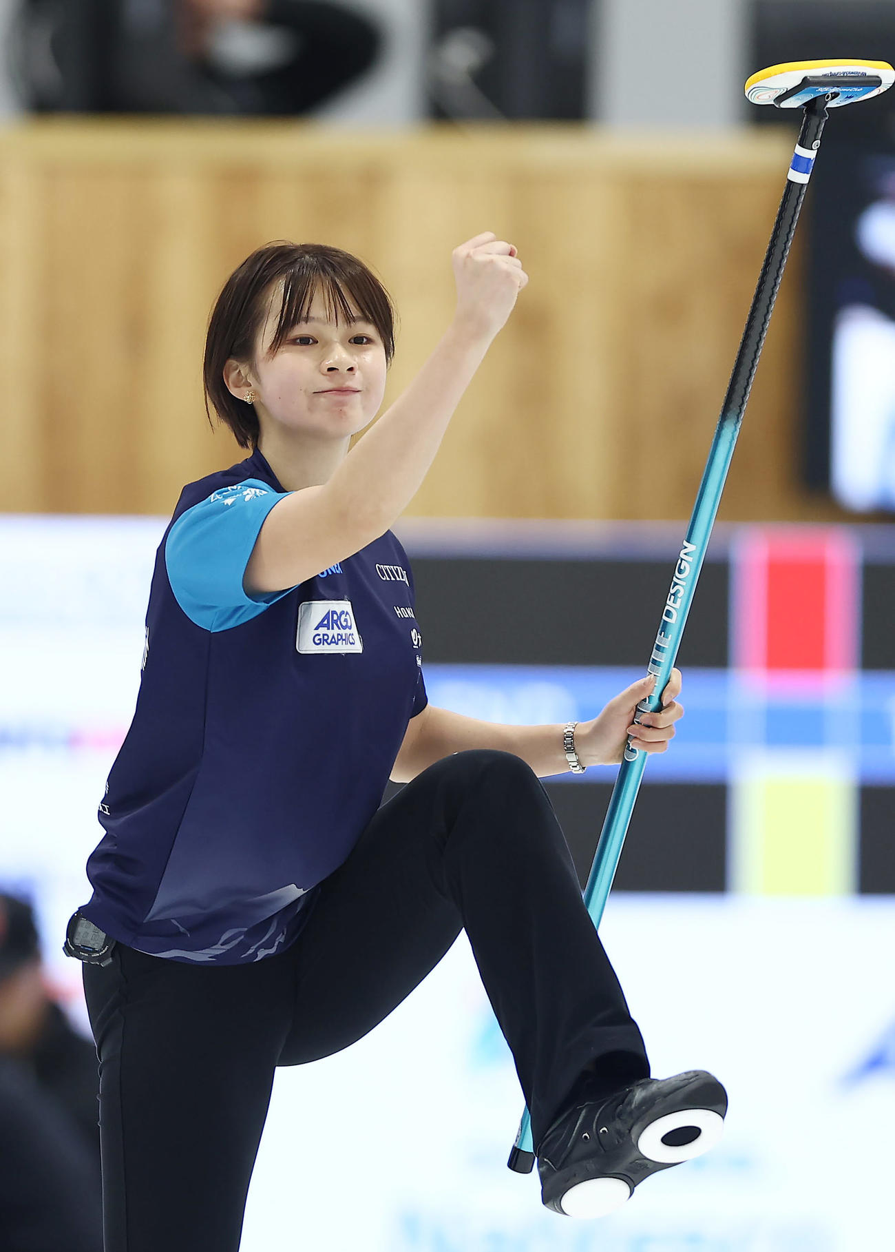 SC軽井沢クラブ対フォルティウス　第3エンド、ショットを決めガッツポーズするSC軽井沢ク上野結（撮影・前田充）