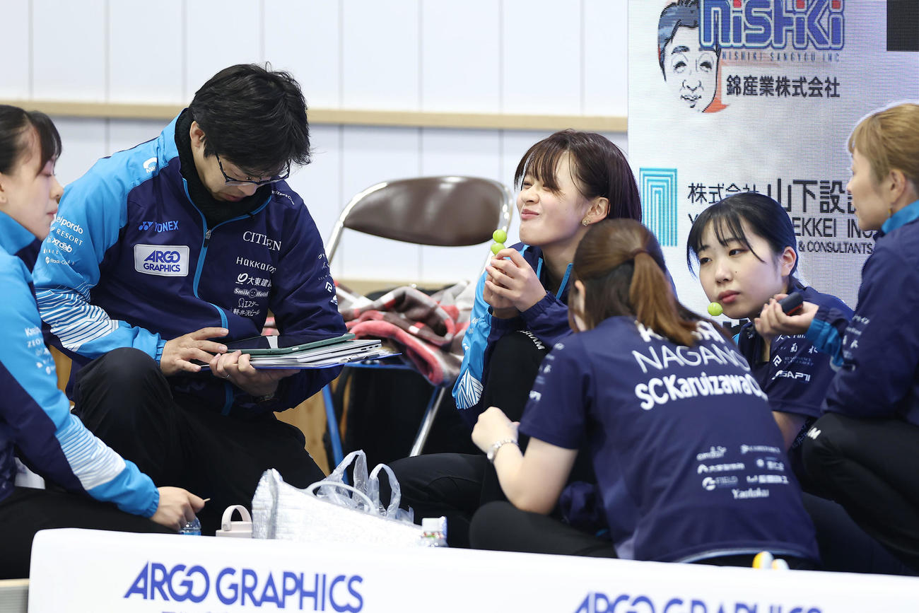 SC軽井沢クラブ対フォルティウス　ハーフタイムに果物を食べながら話し合うSC軽井沢クラブの選手たち（撮影・前田充）