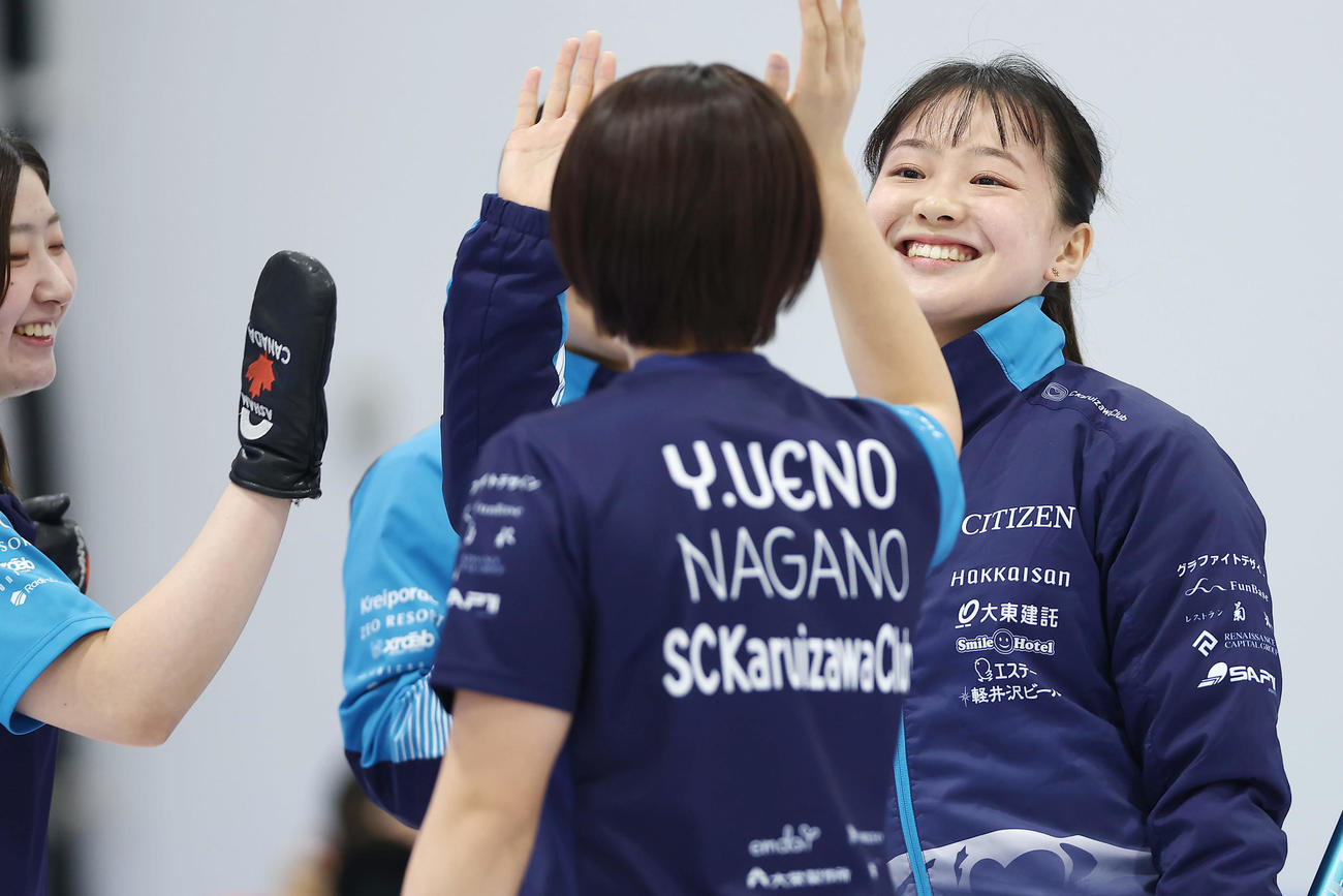 SC軽井沢クラブ対フォルティウス　第3エンド、2点を奪いタッチを交わす上野美（右）らSC軽井沢クラブの選手たち（撮影・前田充）