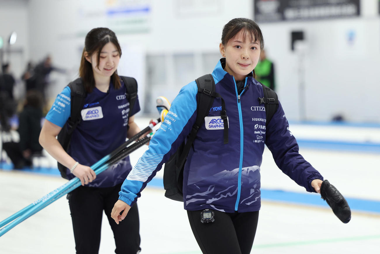 SC軽井沢クラブ対フォルティウス　フォルティウスに敗れ、引き揚げるSC軽井沢ク上野美（右）と金井（撮影・前田充）