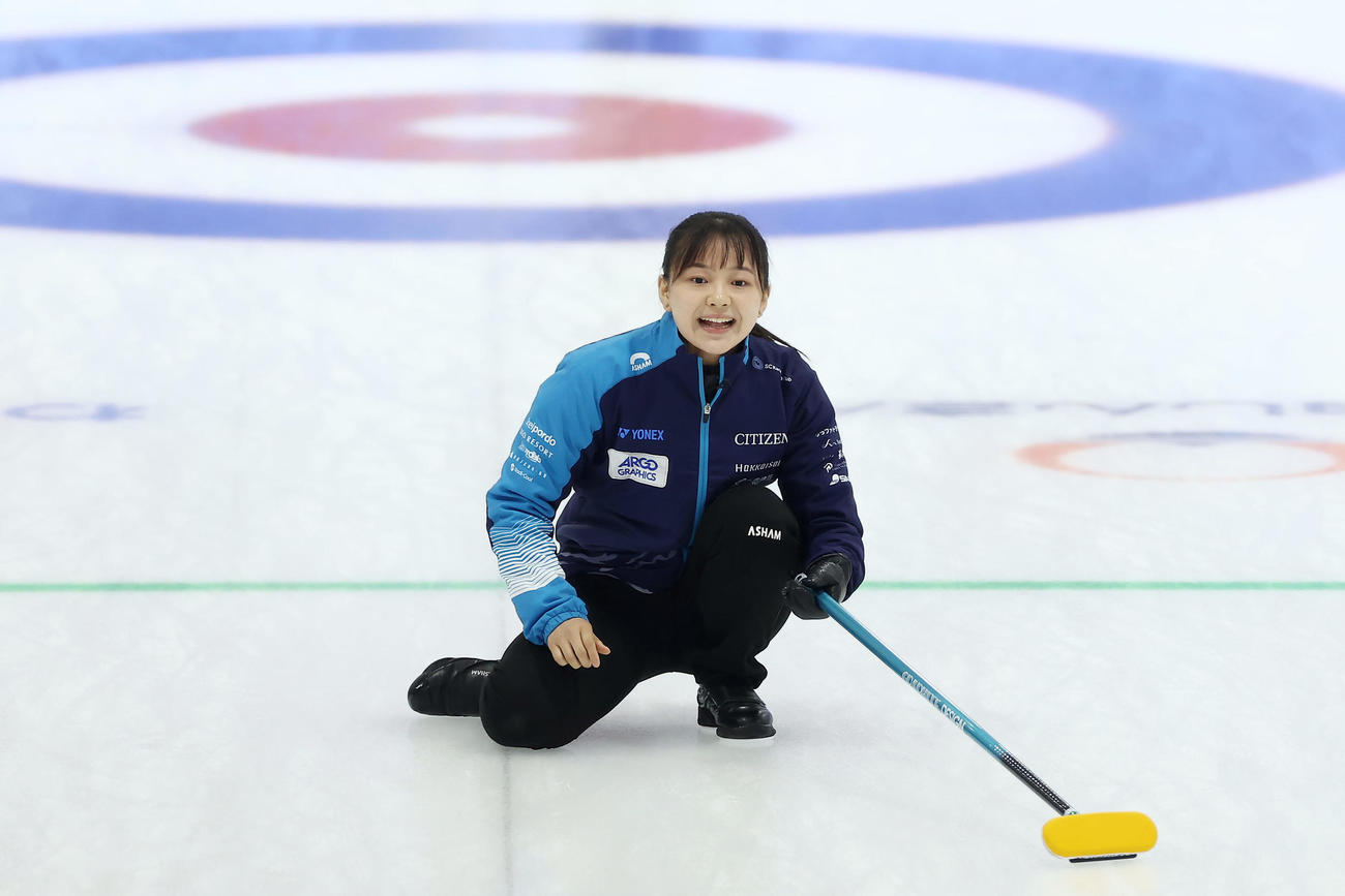 SC軽井沢クラブ対フォルティウス　第7エンド、ストーンを投じ、指示を出すSC軽井沢クラブ上野美（撮影・前田充）