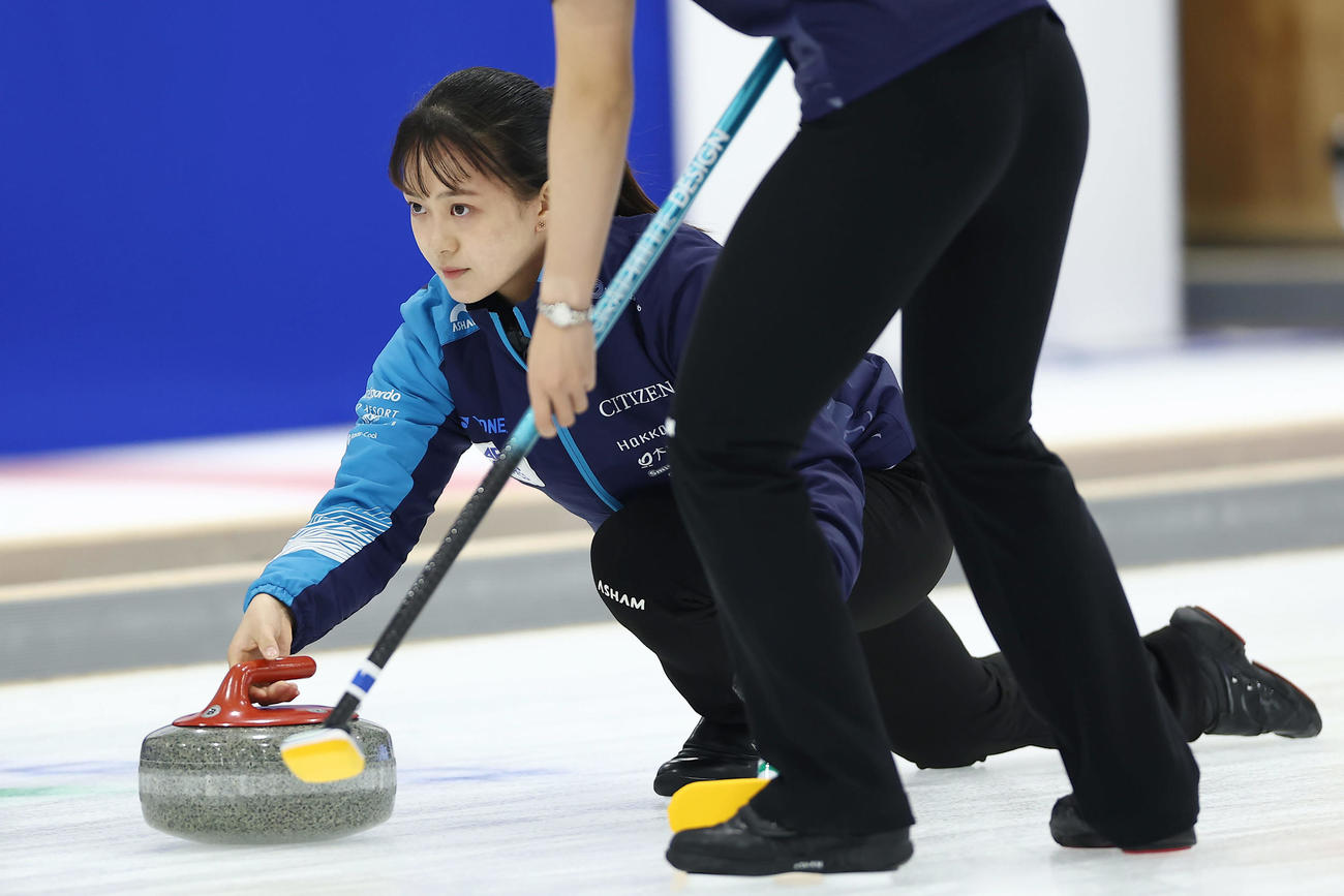 SC軽井沢クラブ対フォルティウス　第3エンド、ストーンを投じるSC軽井沢ク上野美（撮影・前田充）
