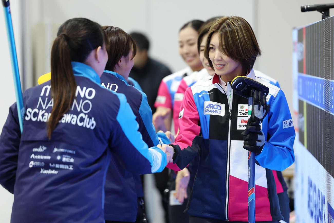 SC軽井沢クラブ対フォルティウス　SC軽井沢クラブの選手と握手を交わし、試合に臨むフォルティウス吉村（右）（撮影・前田充）