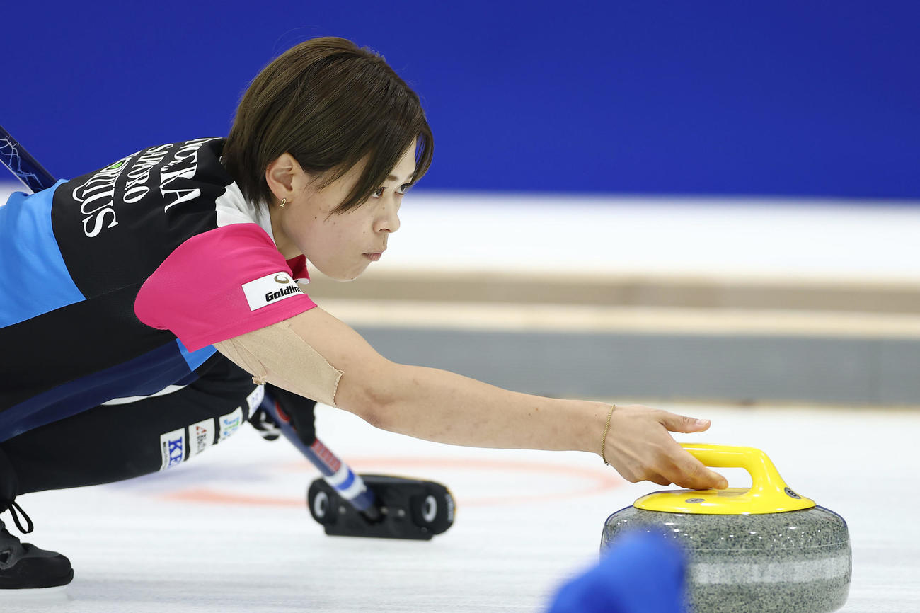 SC軽井沢クラブ対フォルティウス　第4エンド、ストーンを投じるフォルティウス小野寺（撮影・前田充）