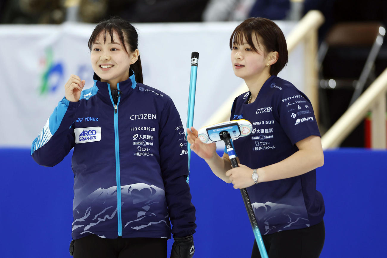 SC軽井沢クラブ対フォルティウス　第8エンド、作戦を練るSC軽井沢ク上野美（左）と上野結（撮影・前田充）