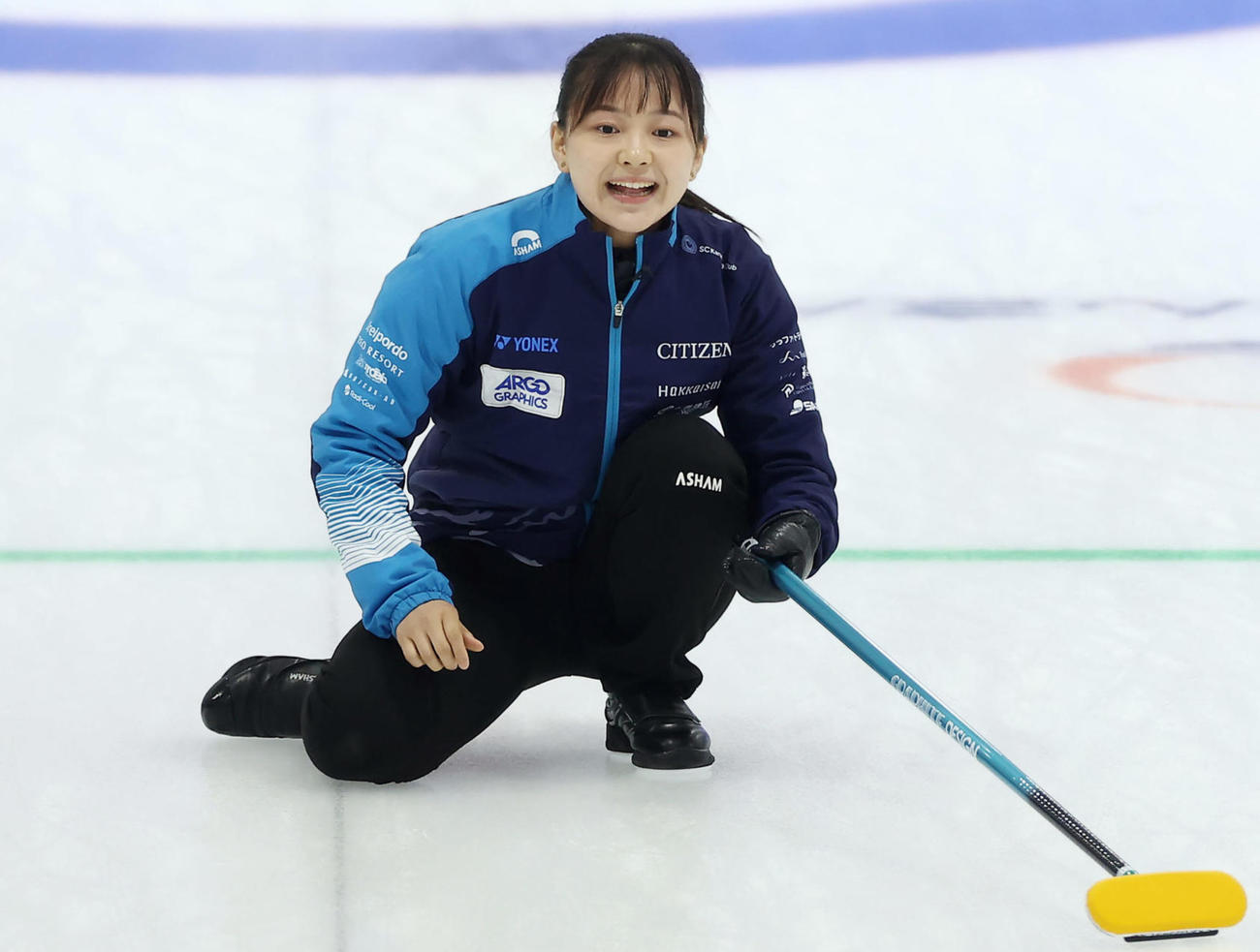 SC軽井沢クラブ対フォルティウス　第7エンド、ストーンを投じ、指示を出すSC軽井沢クラブ上野美（撮影・前田充）