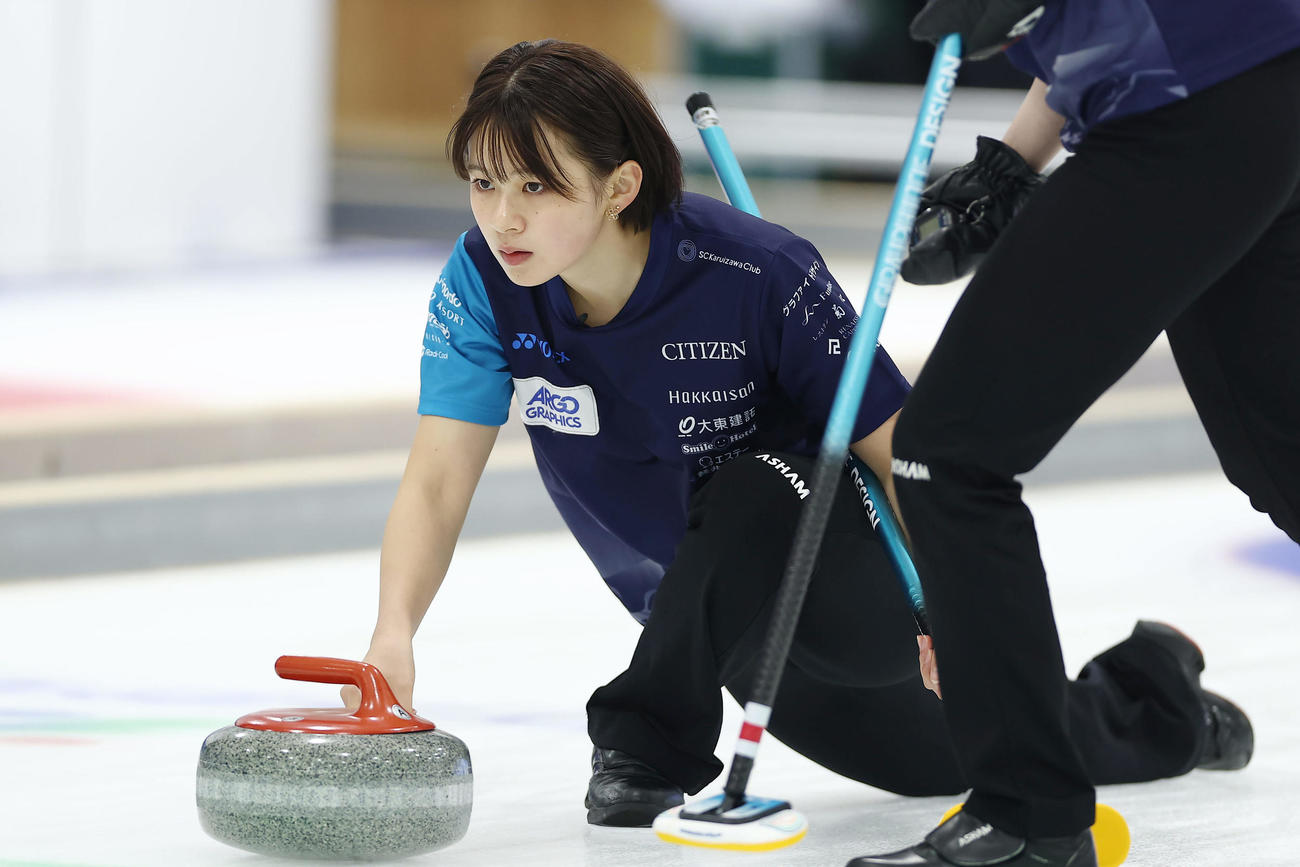 SC軽井沢クラブ対フォルティウス　第9エンド、ストーンを投じるSC軽井沢ク上野結（撮影・前田充）