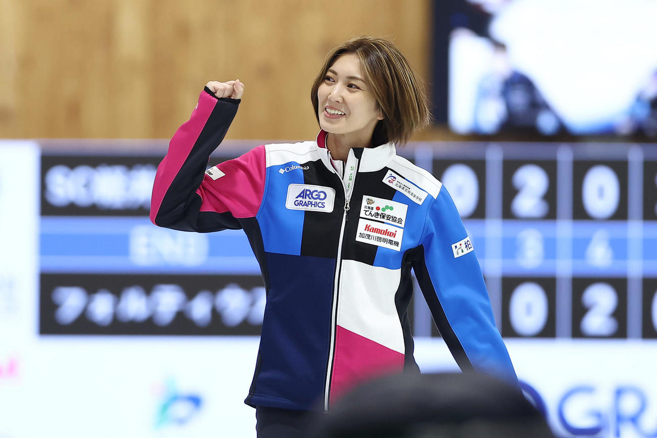 SC軽井沢クラブ対フォルティウス　SC軽井沢クラブに勝利し、ガッツポーズを見せながら引き揚げるフォルティウス吉村（撮影・前田充）