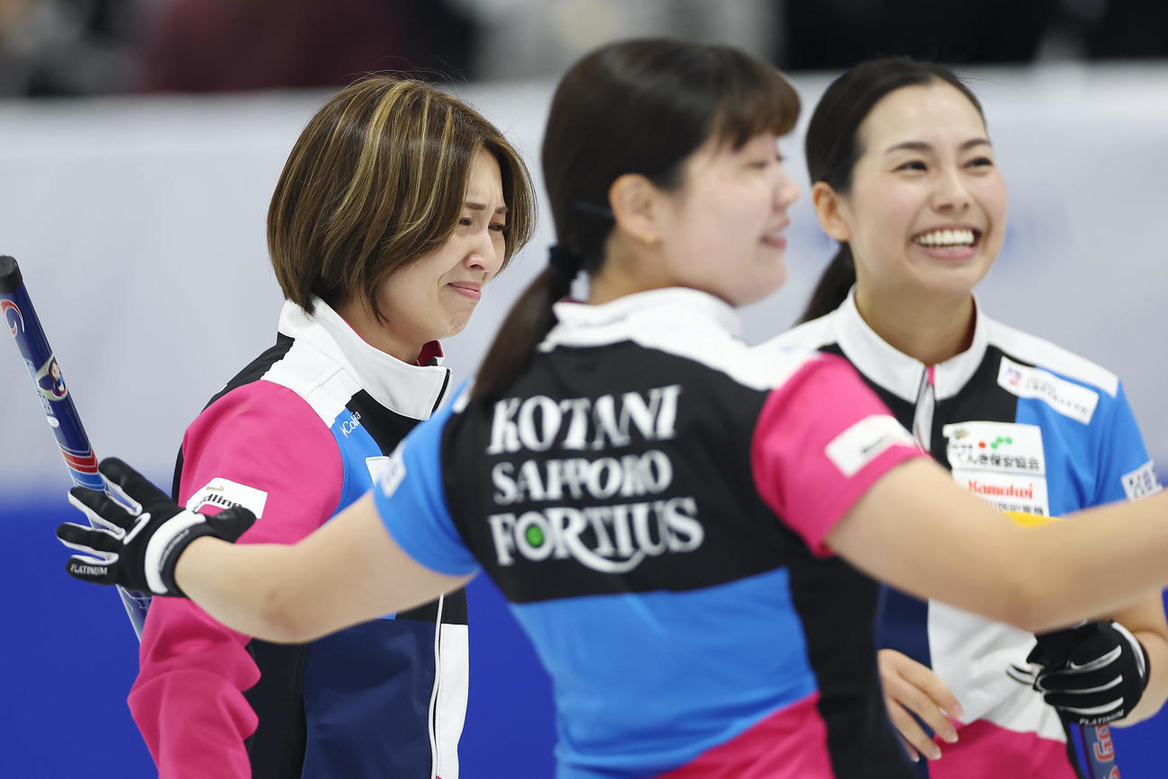 SC軽井沢クラブ対フォルティウス　SC軽井沢クラブを破って日本代表に決まり、感極まる吉村（左）らフォルティウスの選手たち（撮影・前田充）