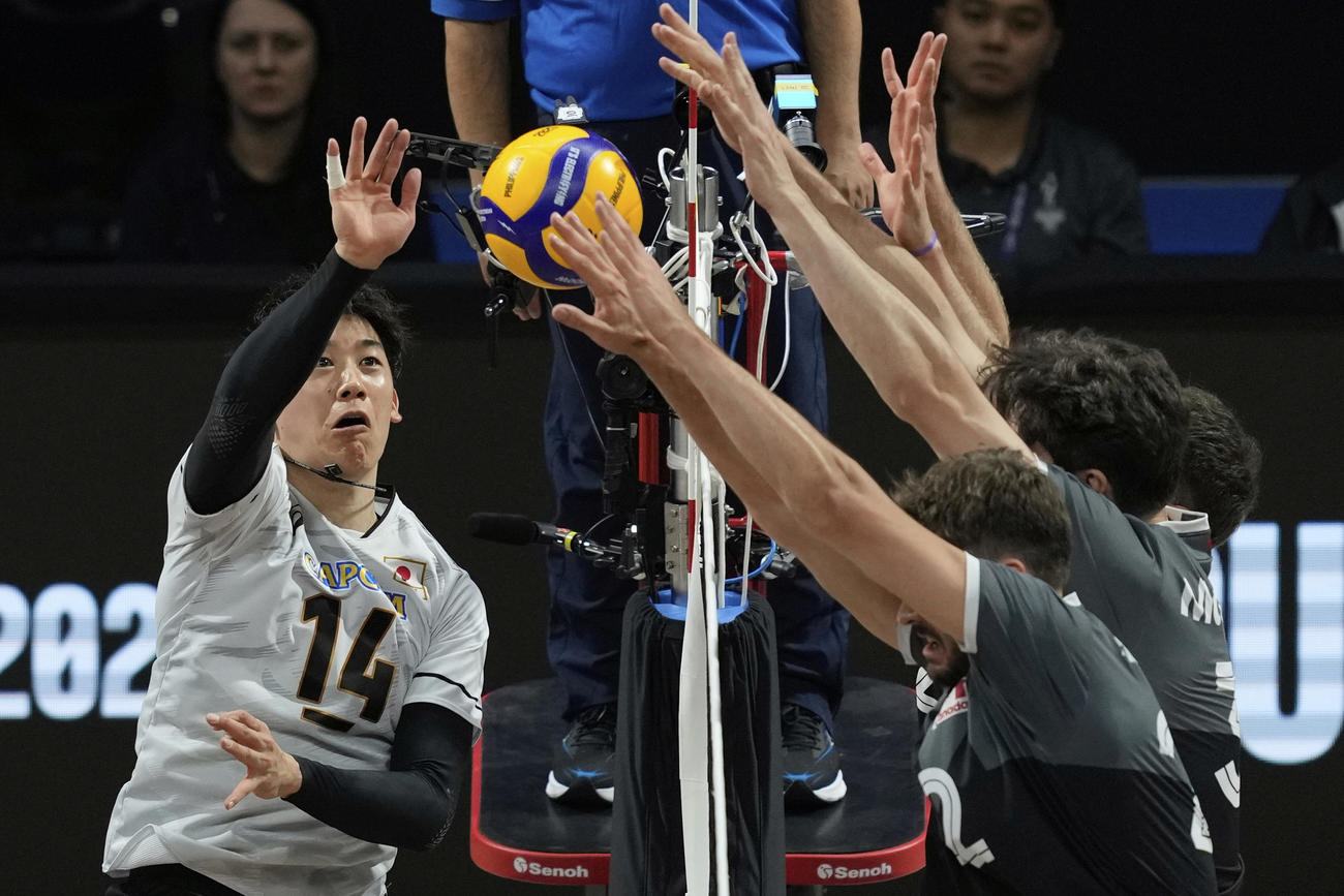 スパイクを打つ石川祐希（AP）