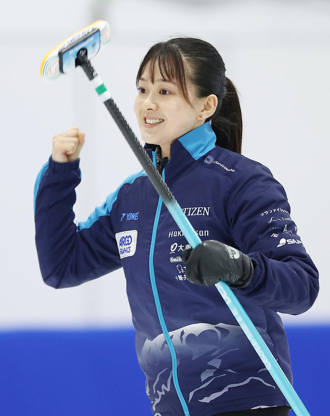 SC軽井沢クラブ対フォルティウス　第3エンド、2点を奪いガッツポーズするSC軽井沢ク上野美（撮影・前田充）