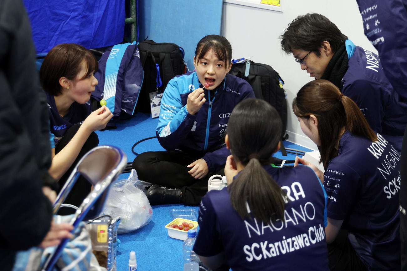 SC軽井沢クラブ対フォルティウス　ハーフタイムに果物を食べながら作戦を練るSC軽井沢クラブの選手たち（撮影・前田充）