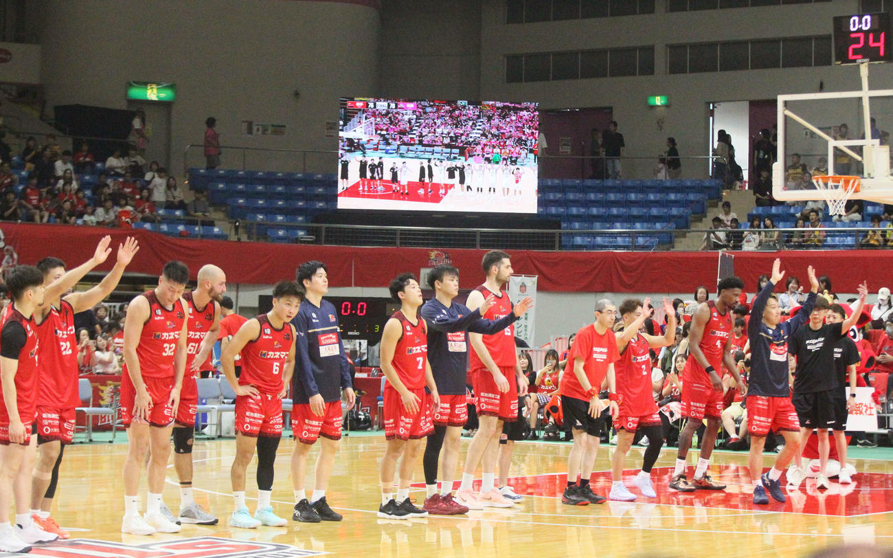 B1秋田対B2岩手　ブースターに感謝をするB2岩手の選手たち（撮影・高橋香奈）