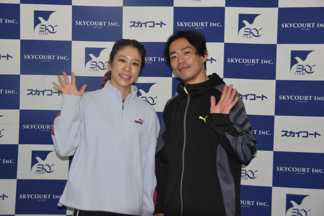 イベント後、写真撮影に応じた村元さん（左）と高橋さん（撮影・泉光太郎）
