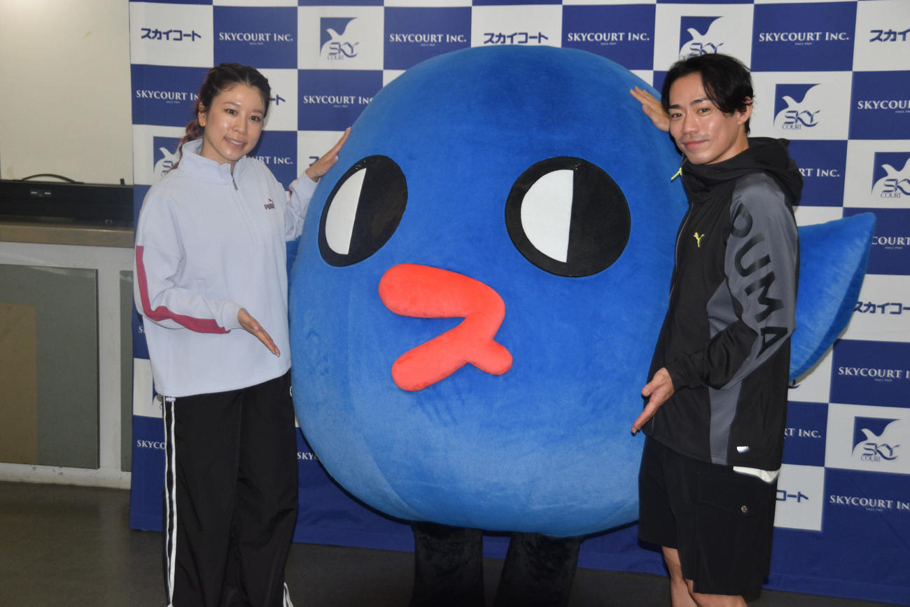 主催社マスコットと写真撮影に応じた村元さん（左）と高橋さん（撮影・泉光太郎）