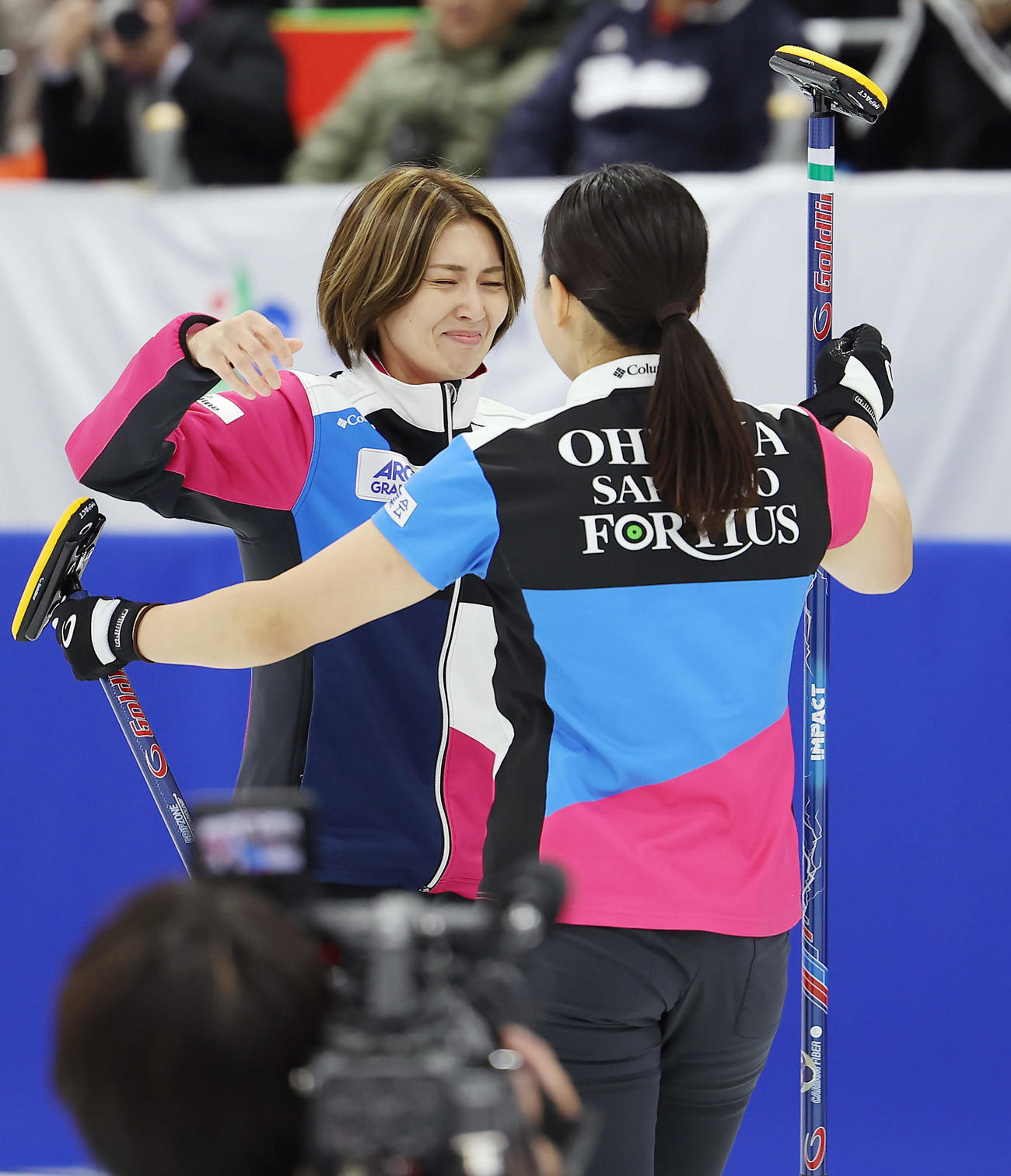 SC軽井沢クラブ対フォルティウス　SC軽井沢クラブを破って日本代表に決まり、近江谷（右）と抱き合って喜ぶフォルティウス吉村（2025年9月14日撮影）