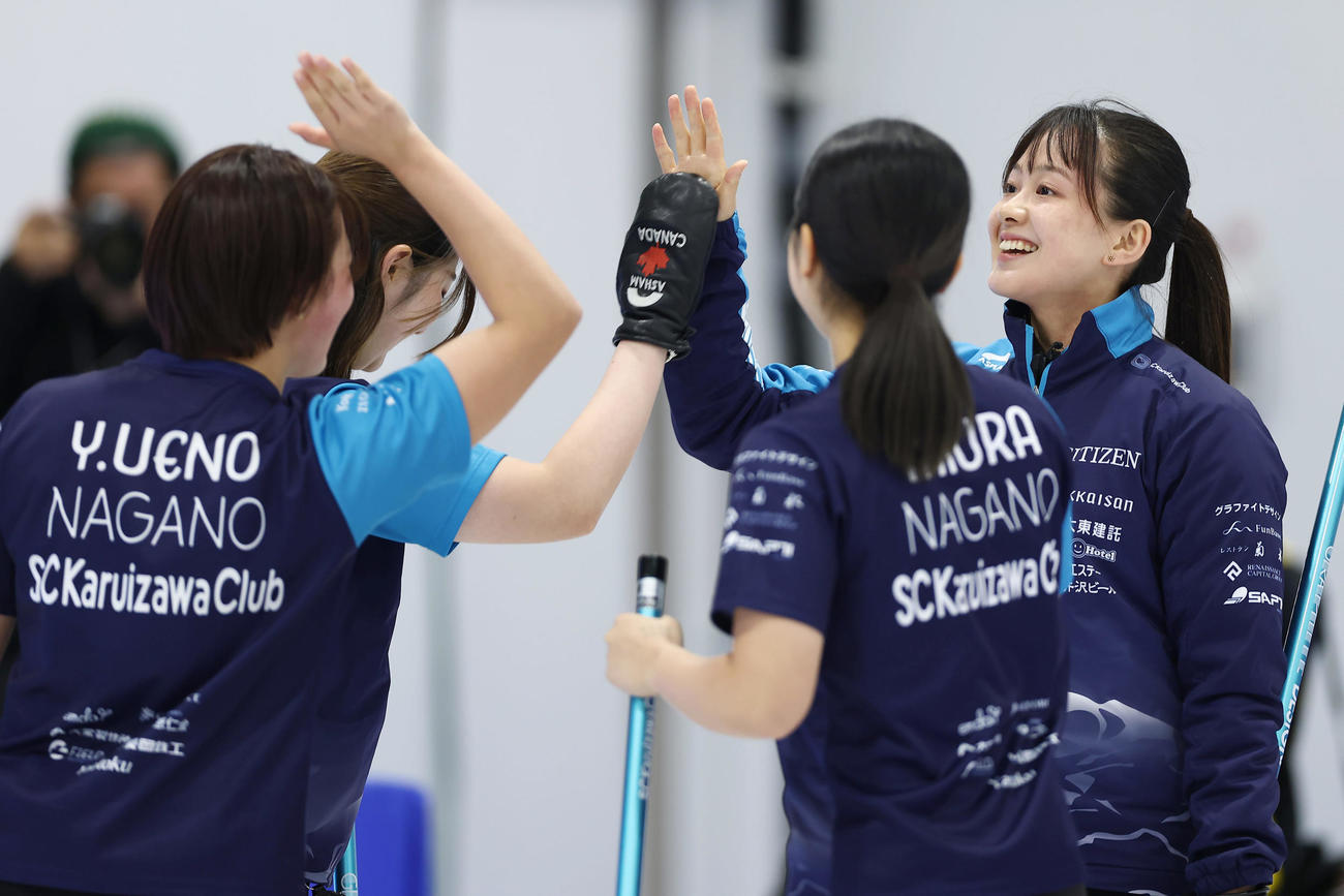 SC軽井沢クラブ対フォルティウス　第3エンド、2点を奪いタッチを交わす上野美（右）らSC軽井沢クの選手たち（2025年9月14日撮影）