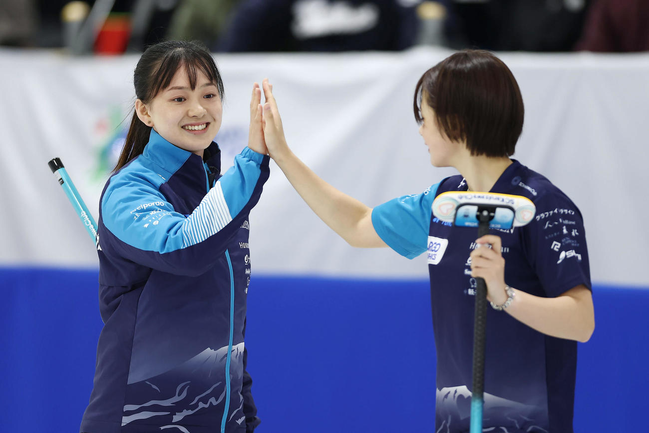 SC軽井沢クラブ対フォルティウス　第2エンド、タッチを交わすSC軽井沢ク上野美（左）と上野結（2025年9月14日撮影）