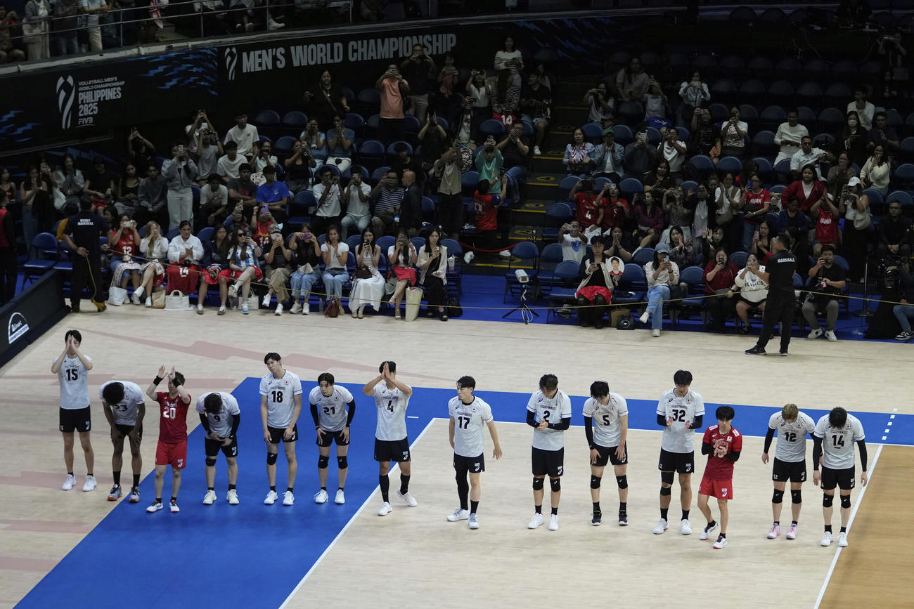カナダに敗れ頭を下げる日本代表の選手たち（AP）