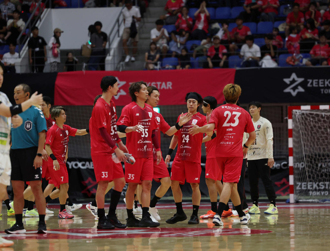 ジークスター東京対富山ドリームス　勝利しハイタッチを交わすジークスターのメンバー（撮影・増田悦実）