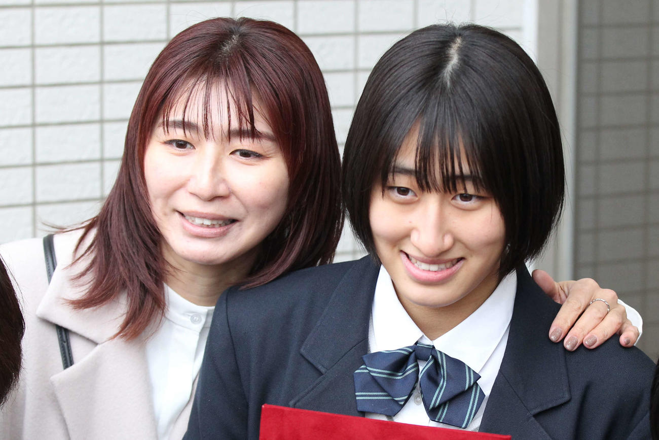 秋本美空（右）と母の愛さん（旧姓大友）（2025年3月4日撮影）