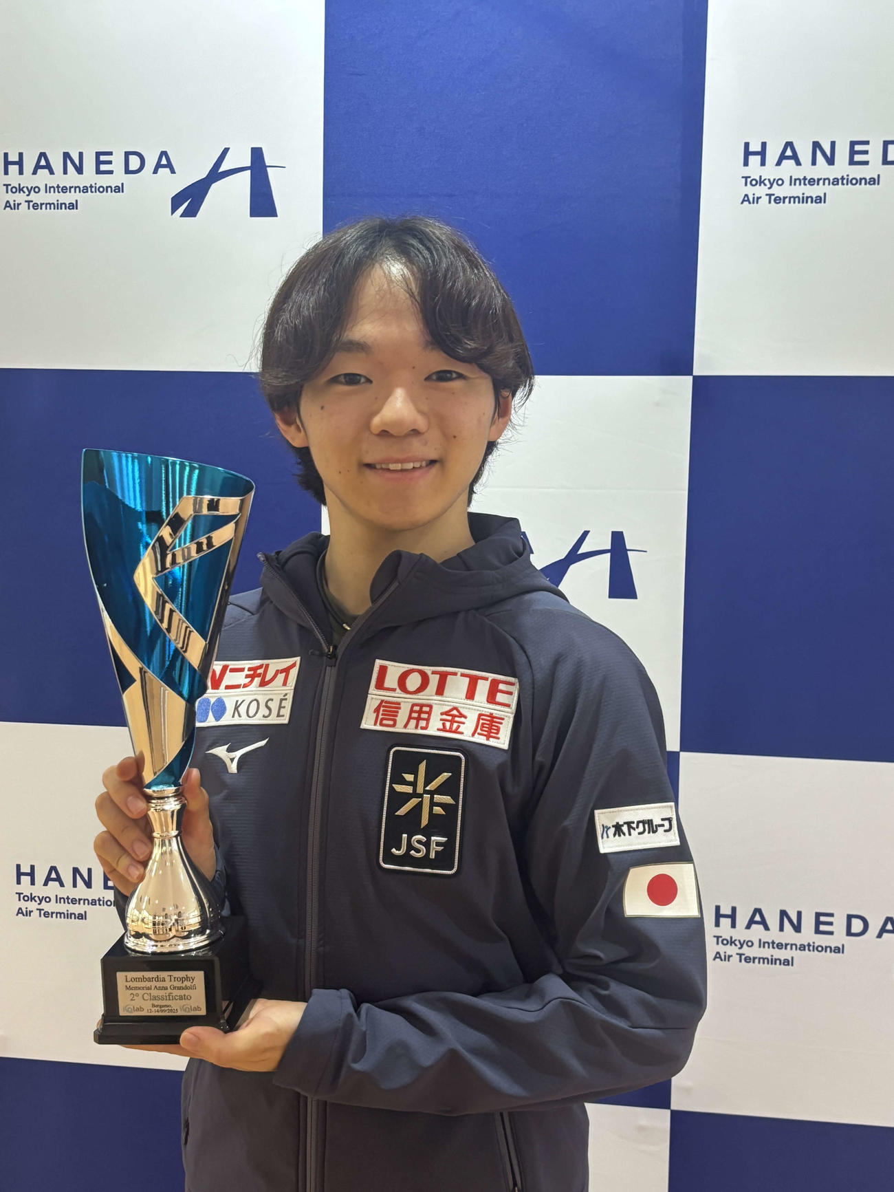2位だったロンバルディア杯を終え、羽田空港に帰国した鍵山優真（撮影・松本航）