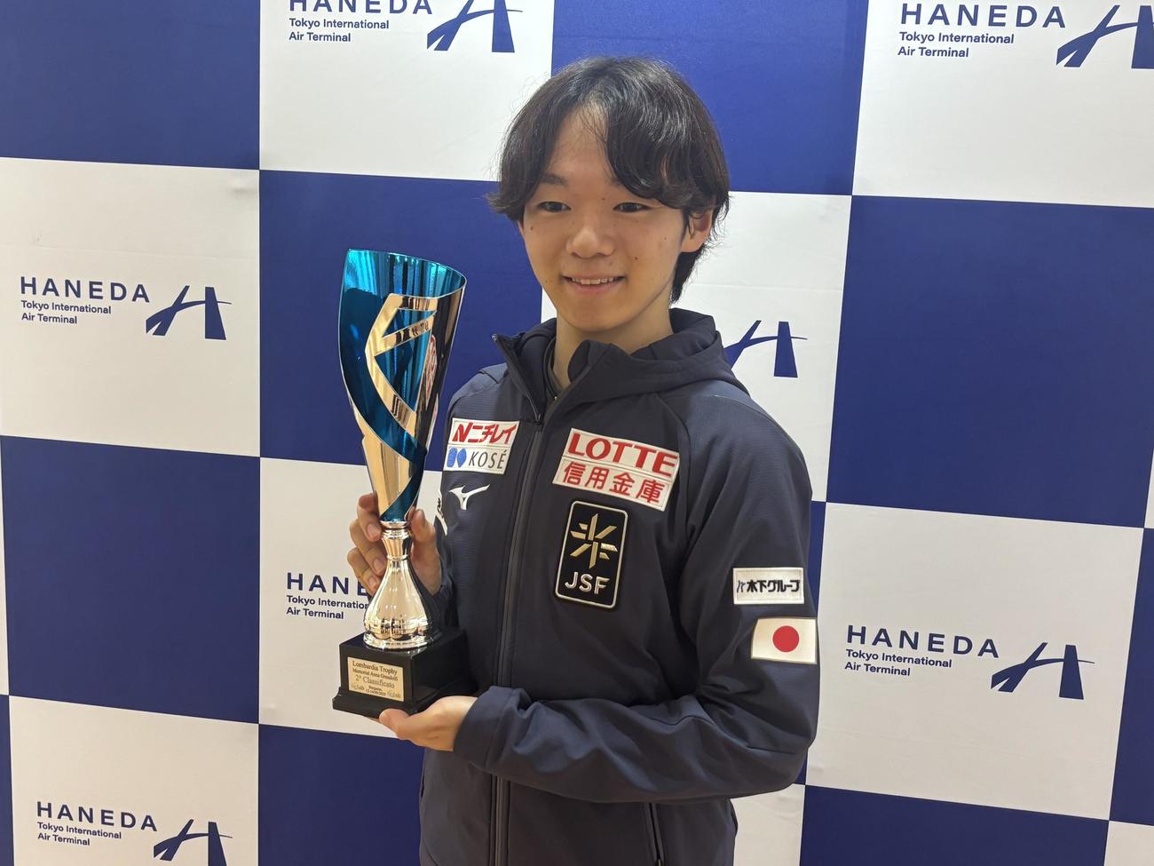 2位だったロンバルディア杯を終え、羽田空港に帰国した鍵山優真（撮影・松本航）